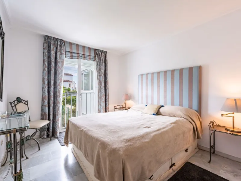 Bright and spacious apartment located in the sought-after Las Jacarandas complex in Bel Air, Estepona. Situated on the first floor, this corner unit enjoys an abundance of natural light and offers tranquil green views with glimpses of the mountains and di