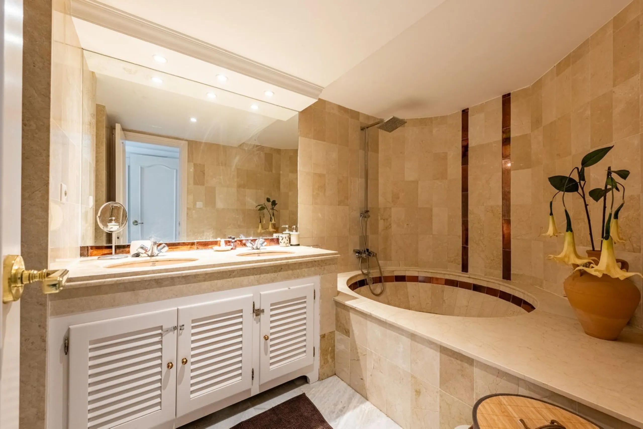 Bright and spacious apartment located in the sought-after Las Jacarandas complex in Bel Air, Estepona. Situated on the first floor, this corner unit enjoys an abundance of natural light and offers tranquil green views with glimpses of the mountains and di