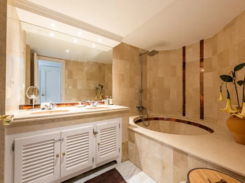 Bright and spacious apartment located in the sought-after Las Jacarandas complex in Bel Air, Estepona. Situated on the first floor, this corner unit enjoys an abundance of natural light and offers tranquil green views with glimpses of the mountains and di