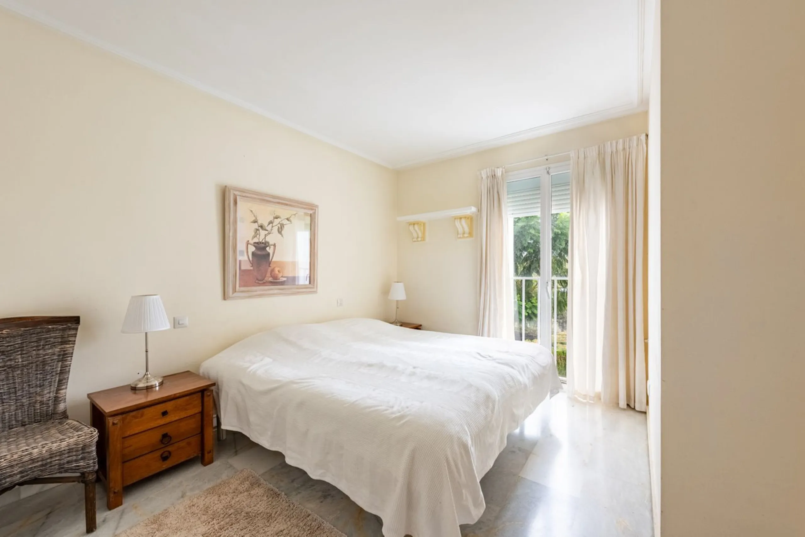 Bright and spacious apartment located in the sought-after Las Jacarandas complex in Bel Air, Estepona. Situated on the first floor, this corner unit enjoys an abundance of natural light and offers tranquil green views with glimpses of the mountains and di
