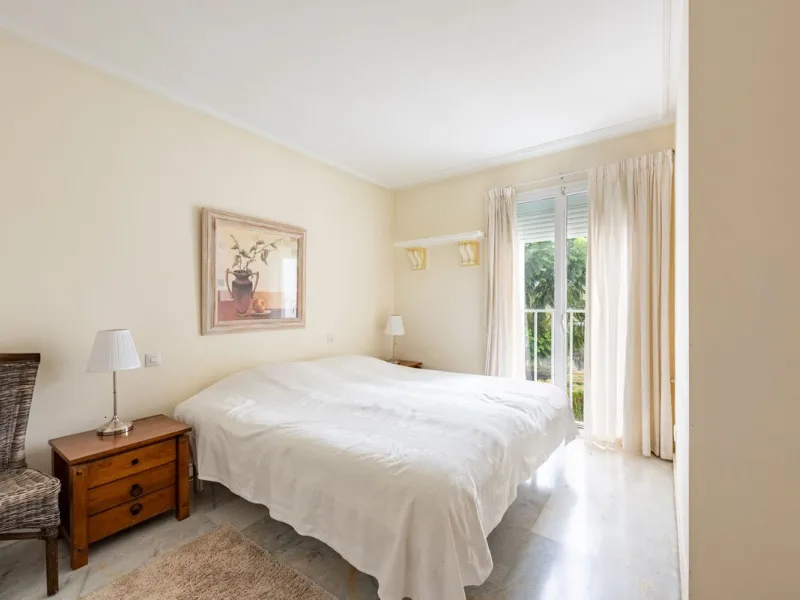 Bright and spacious apartment located in the sought-after Las Jacarandas complex in Bel Air, Estepona. Situated on the first floor, this corner unit enjoys an abundance of natural light and offers tranquil green views with glimpses of the mountains and di