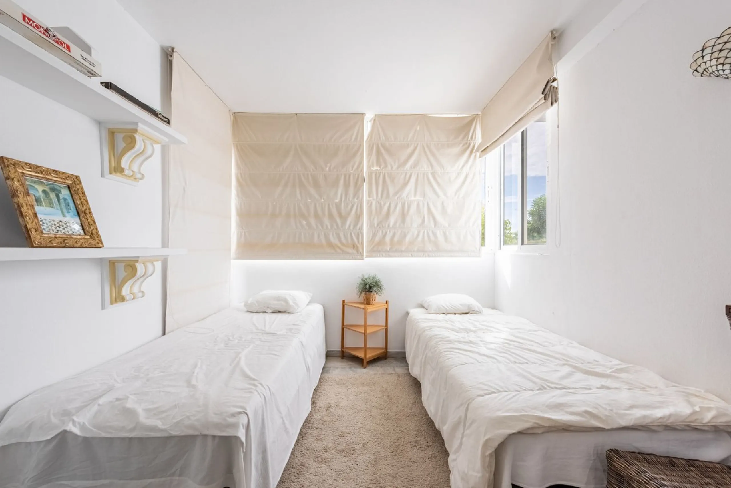Bright and spacious apartment located in the sought-after Las Jacarandas complex in Bel Air, Estepona. Situated on the first floor, this corner unit enjoys an abundance of natural light and offers tranquil green views with glimpses of the mountains and di
