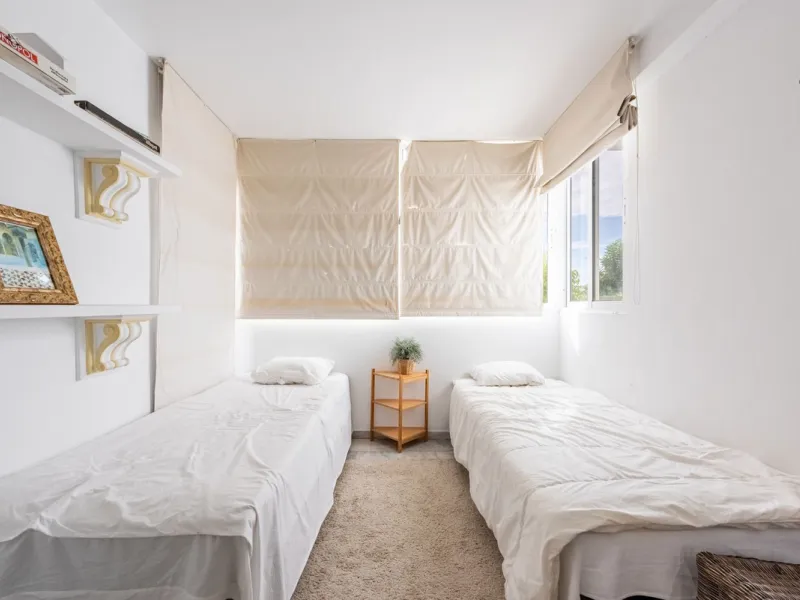 Bright and spacious apartment located in the sought-after Las Jacarandas complex in Bel Air, Estepona. Situated on the first floor, this corner unit enjoys an abundance of natural light and offers tranquil green views with glimpses of the mountains and di
