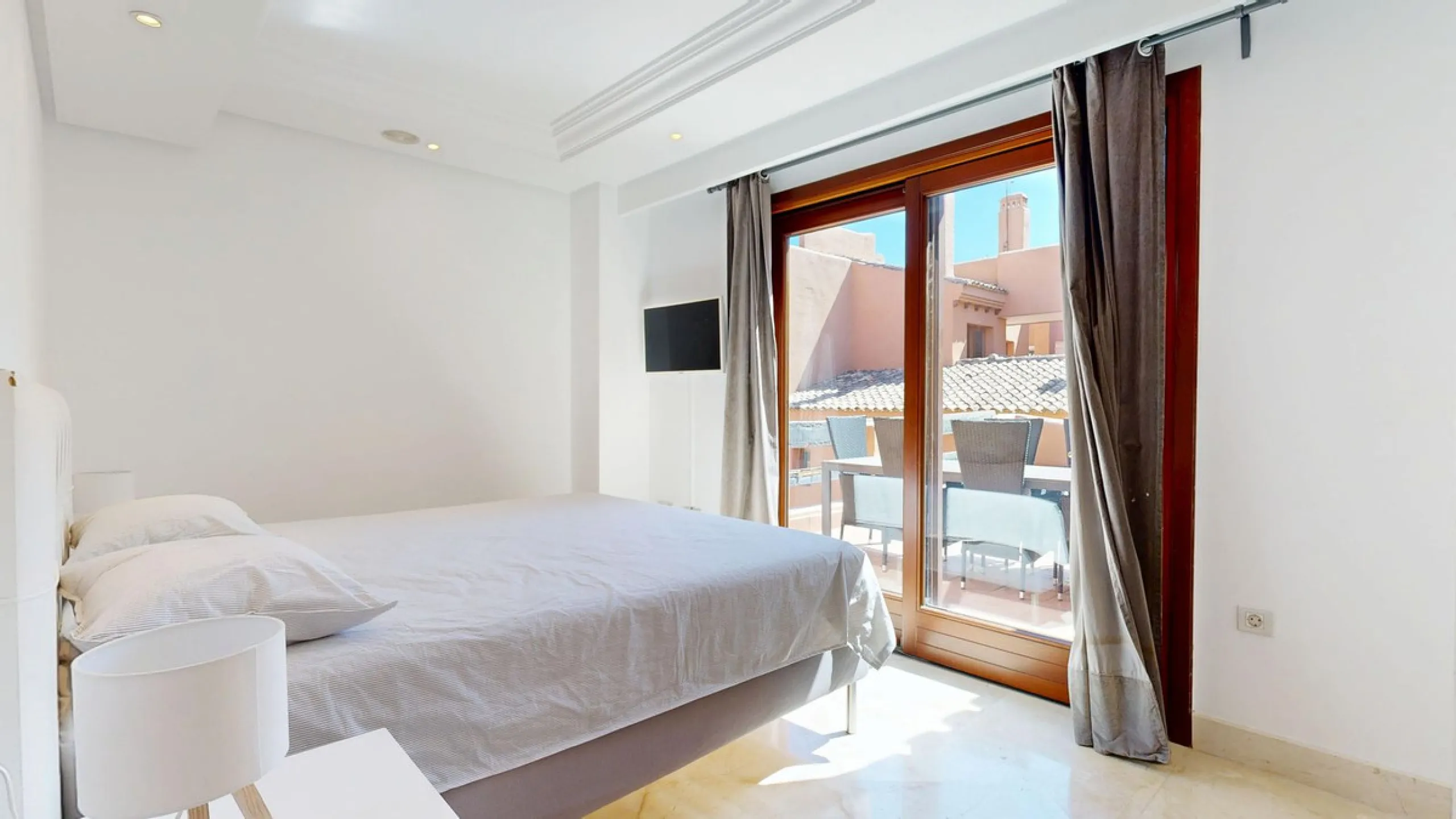 In the heart of Estepona's New Golden Mile, where the Costa del Sol shows off its most sophisticated side, lies a unique opportunity for those looking to live or invest on the seafront. The Mar Azul development, renowned as one of the most coveted in the 