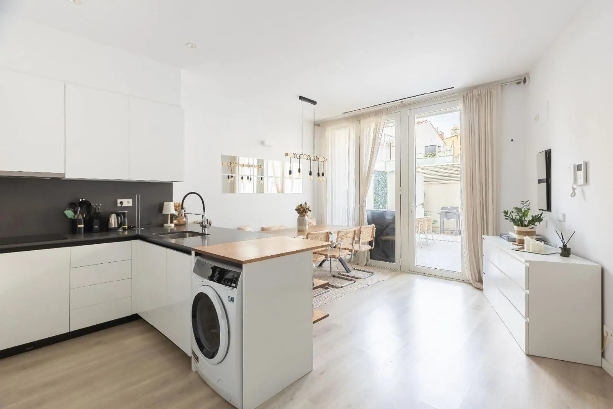 Moderno apartamento de 1 dormitorio con terraza y balcón en Poblenou, Barcelona