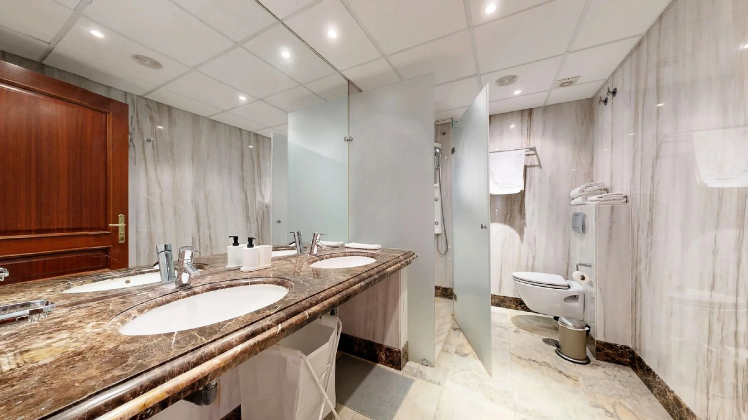 In the heart of Estepona's New Golden Mile, where the Costa del Sol shows off its most sophisticated side, lies a unique opportunity for those looking to live or invest on the seafront. The Mar Azul development, renowned as one of the most coveted in the 