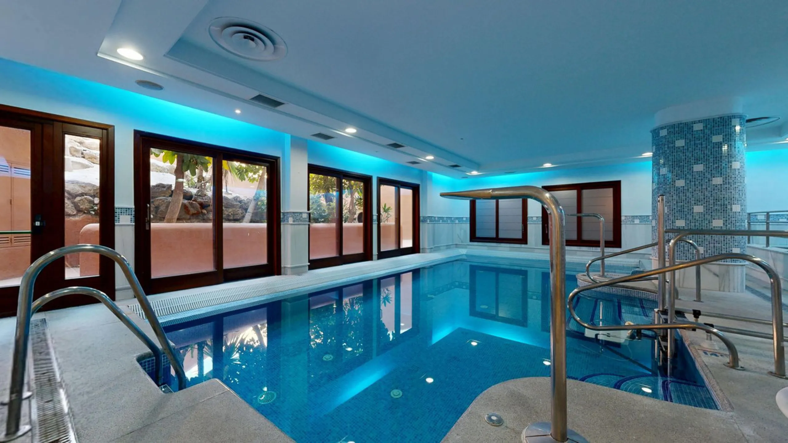 In the heart of Estepona's New Golden Mile, where the Costa del Sol shows off its most sophisticated side, lies a unique opportunity for those looking to live or invest on the seafront. The Mar Azul development, renowned as one of the most coveted in the 