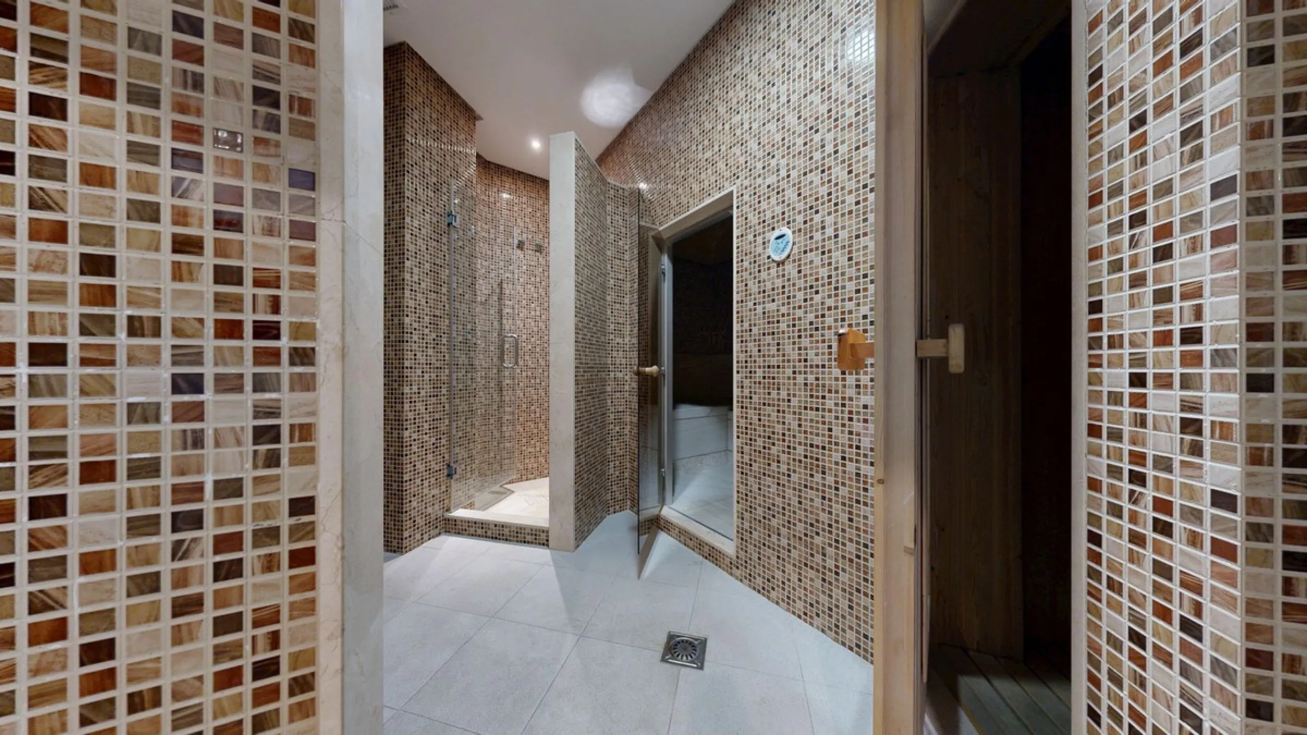 In the heart of Estepona's New Golden Mile, where the Costa del Sol shows off its most sophisticated side, lies a unique opportunity for those looking to live or invest on the seafront. The Mar Azul development, renowned as one of the most coveted in the 