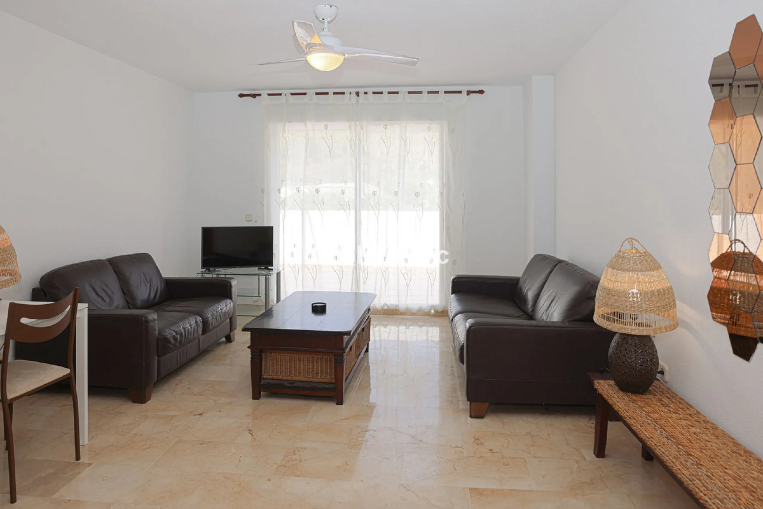 Apartment - Middle Floor Apartment в продаже в Benahavís, Málaga. В доме 2 спален и 2 ванных комнат. Площадь дома 140 м²