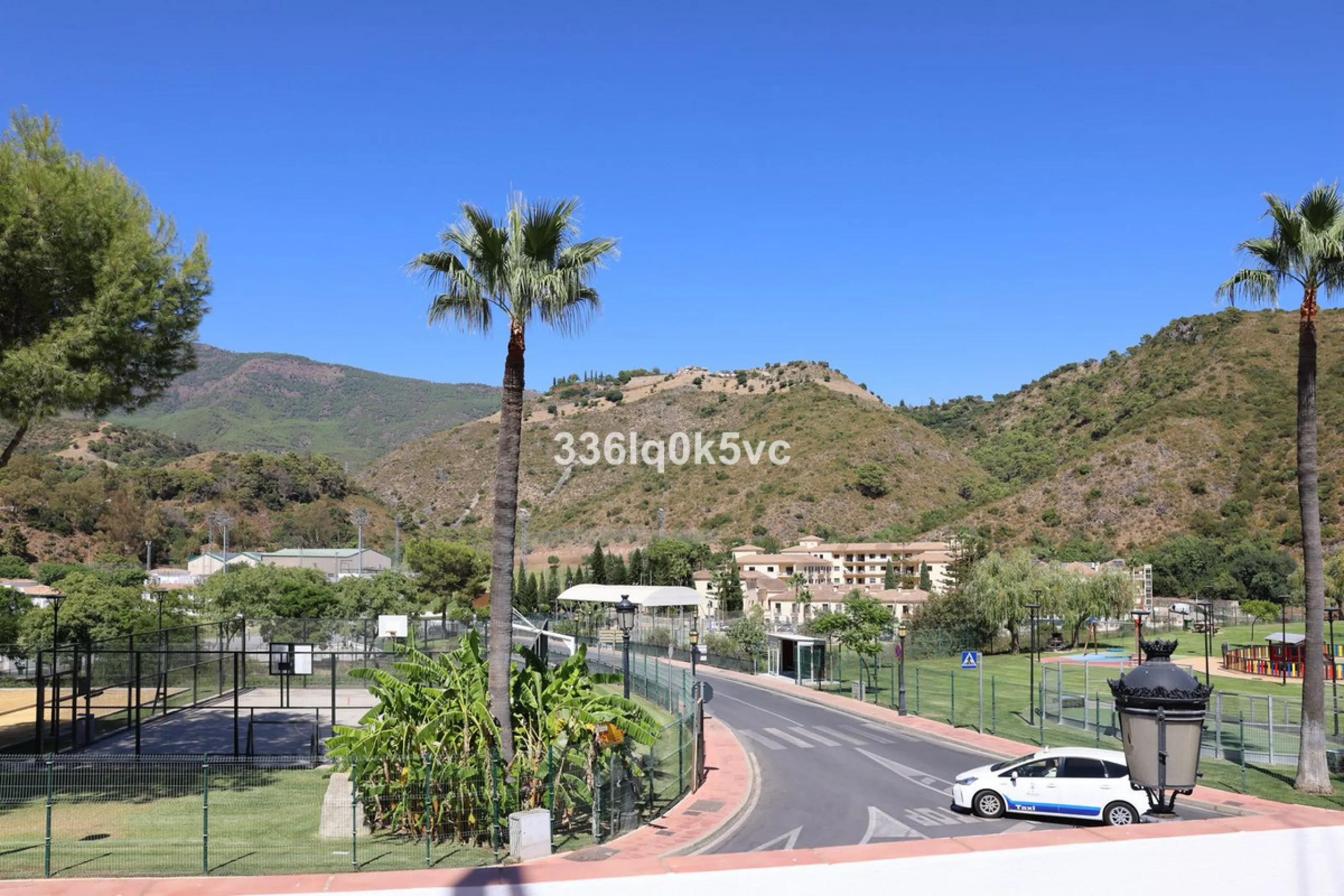 Apartment - Middle Floor Apartment в продаже в Benahavís, Málaga. В доме 2 спален и 2 ванных комнат. Площадь дома 140 м²