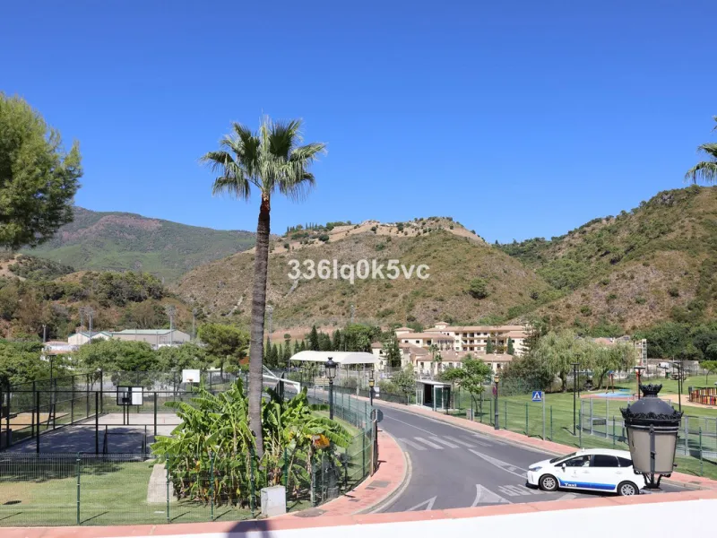 Apartment - Middle Floor Apartment в продаже в Benahavís, Málaga. В доме 2 спален и 2 ванных комнат. Площадь дома 140 м²