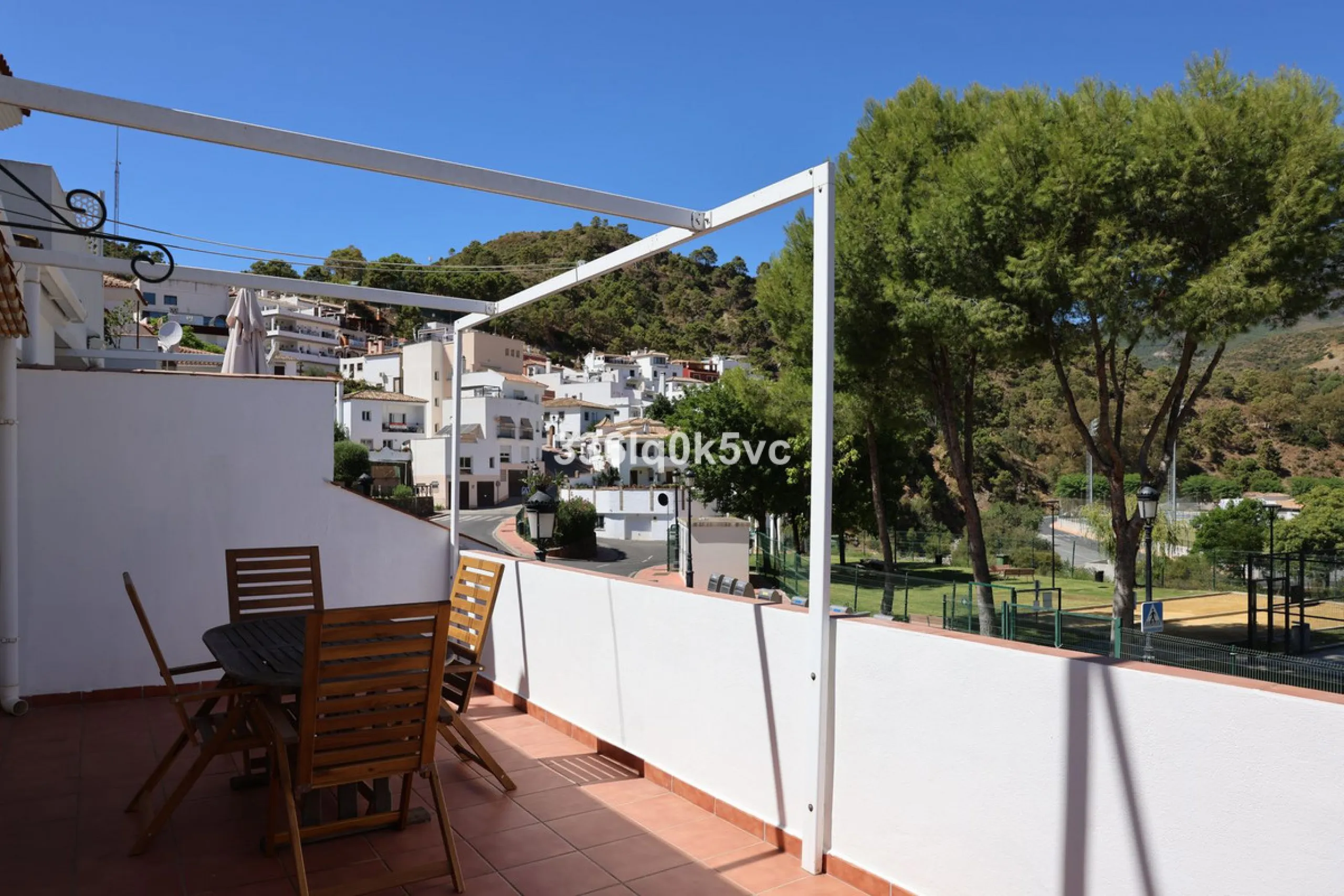Apartment - Middle Floor Apartment в продаже в Benahavís, Málaga. В доме 2 спален и 2 ванных комнат. Площадь дома 140 м²