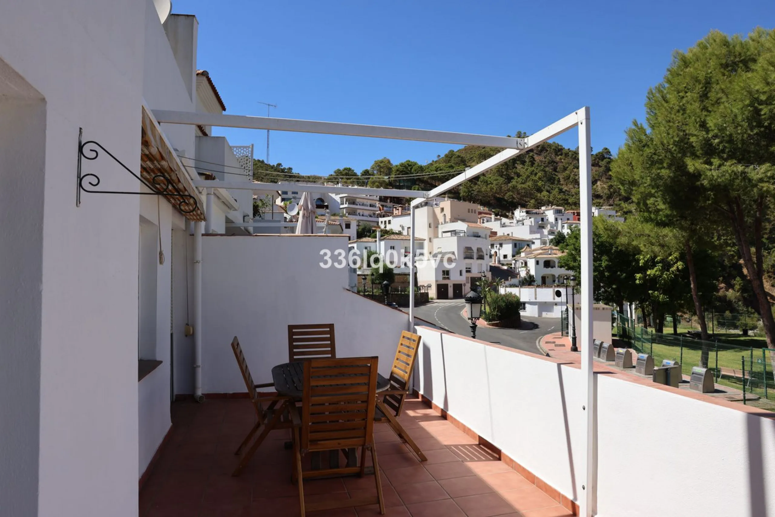 Apartment - Middle Floor Apartment в продаже в Benahavís, Málaga. В доме 2 спален и 2 ванных комнат. Площадь дома 140 м²