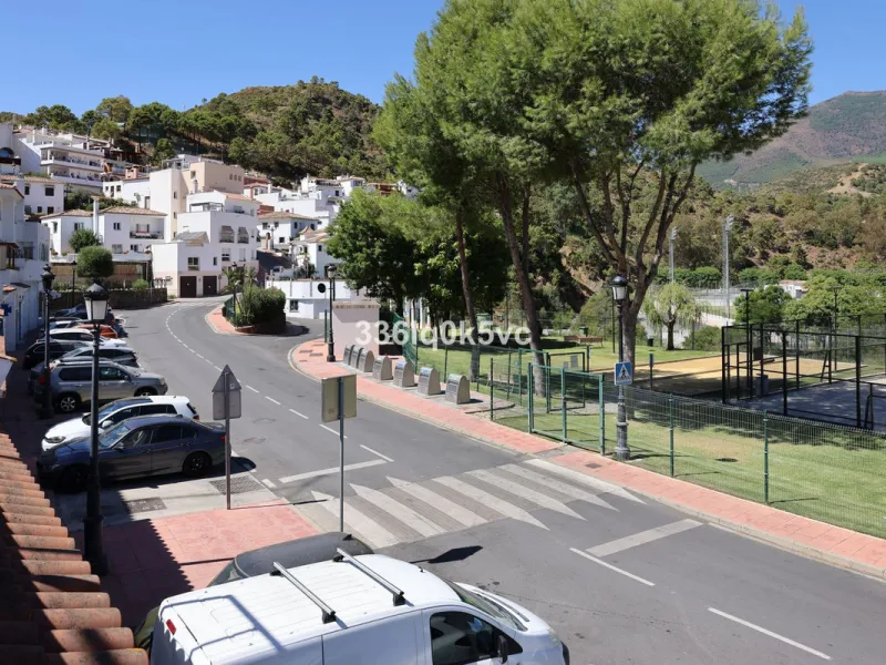 Apartment - Middle Floor Apartment в продаже в Benahavís, Málaga. В доме 2 спален и 2 ванных комнат. Площадь дома 140 м²