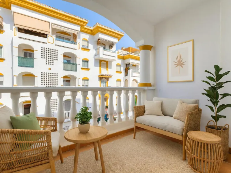 This beautiful, fully exterior apartment stands out for its excellent location and natural brightness throughout. Located in a peaceful residential area of Marbella, it is just 400 meters from the sea and a short walk from the vibrant city center—offering