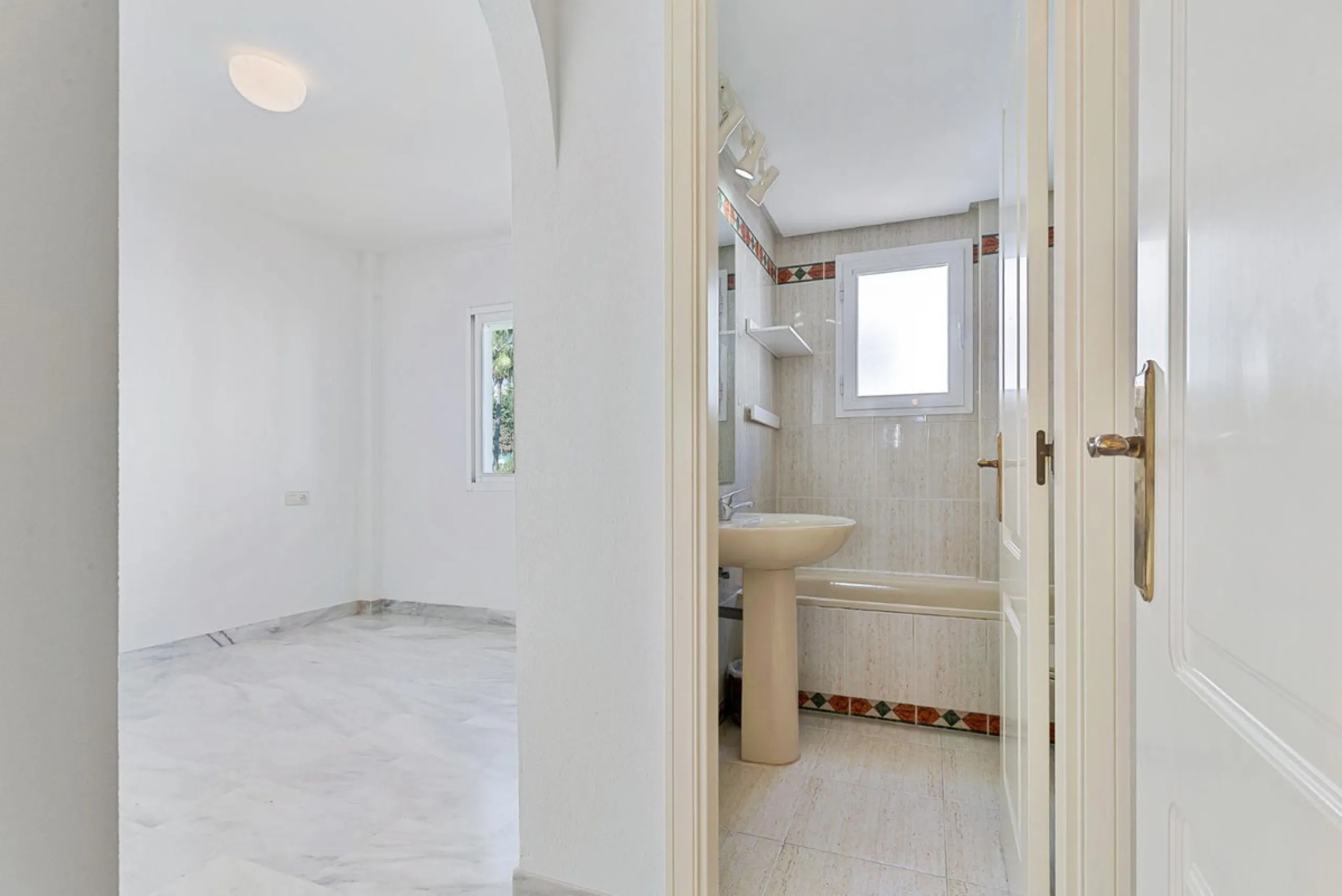 Apartment - Middle Floor Studio в продаже в Marbella, Málaga. В доме 2 спален и 2 ванных комнат. Площадь дома 82 м²
