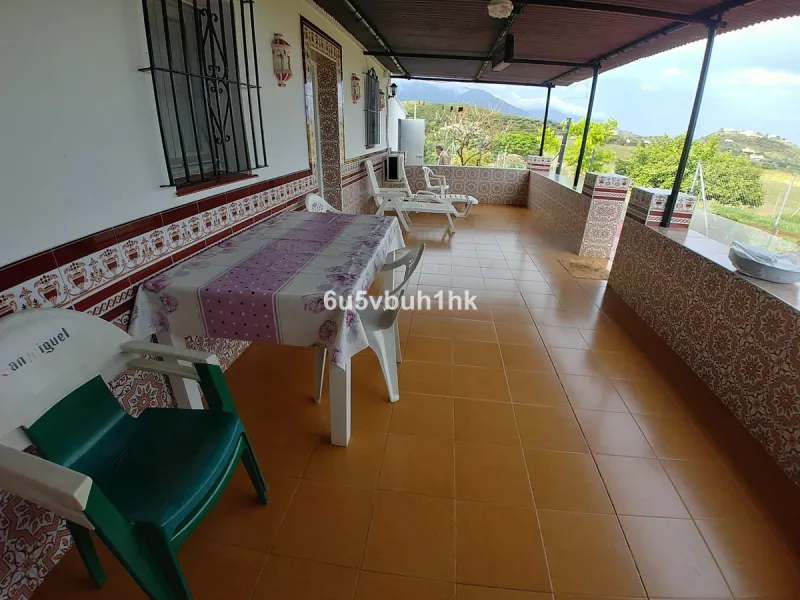 Charming country property in Entrerríos, ideal for those seeking peace, nature, and good access. With an irrigated plot of 11,576 m² and three water points, this property offers multiple possibilities—as a permanent residence, a countryside retreat, or an