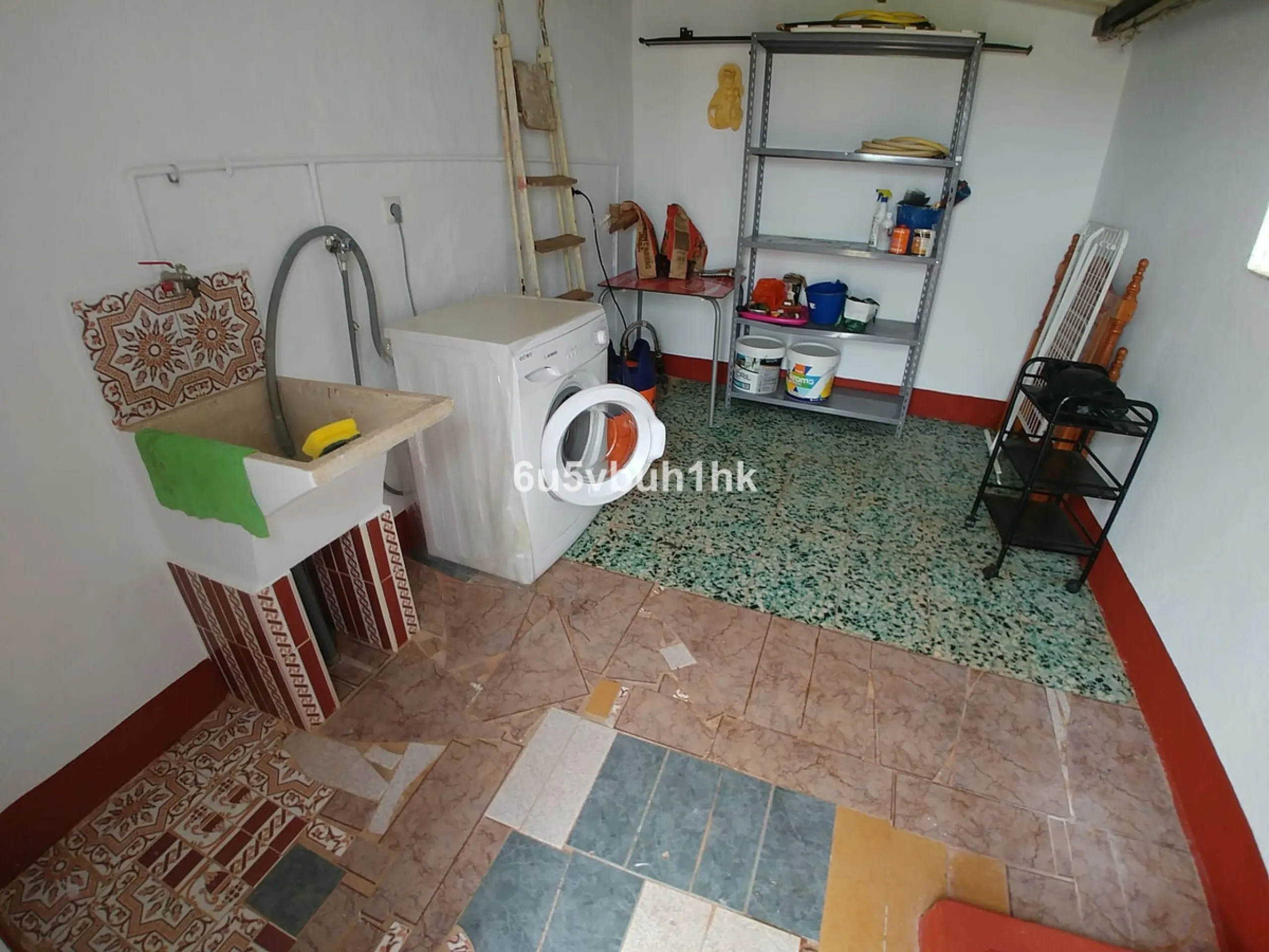 Charming country property in Entrerríos, ideal for those seeking peace, nature, and good access. With an irrigated plot of 11,576 m² and three water points, this property offers multiple possibilities—as a permanent residence, a countryside retreat, or an