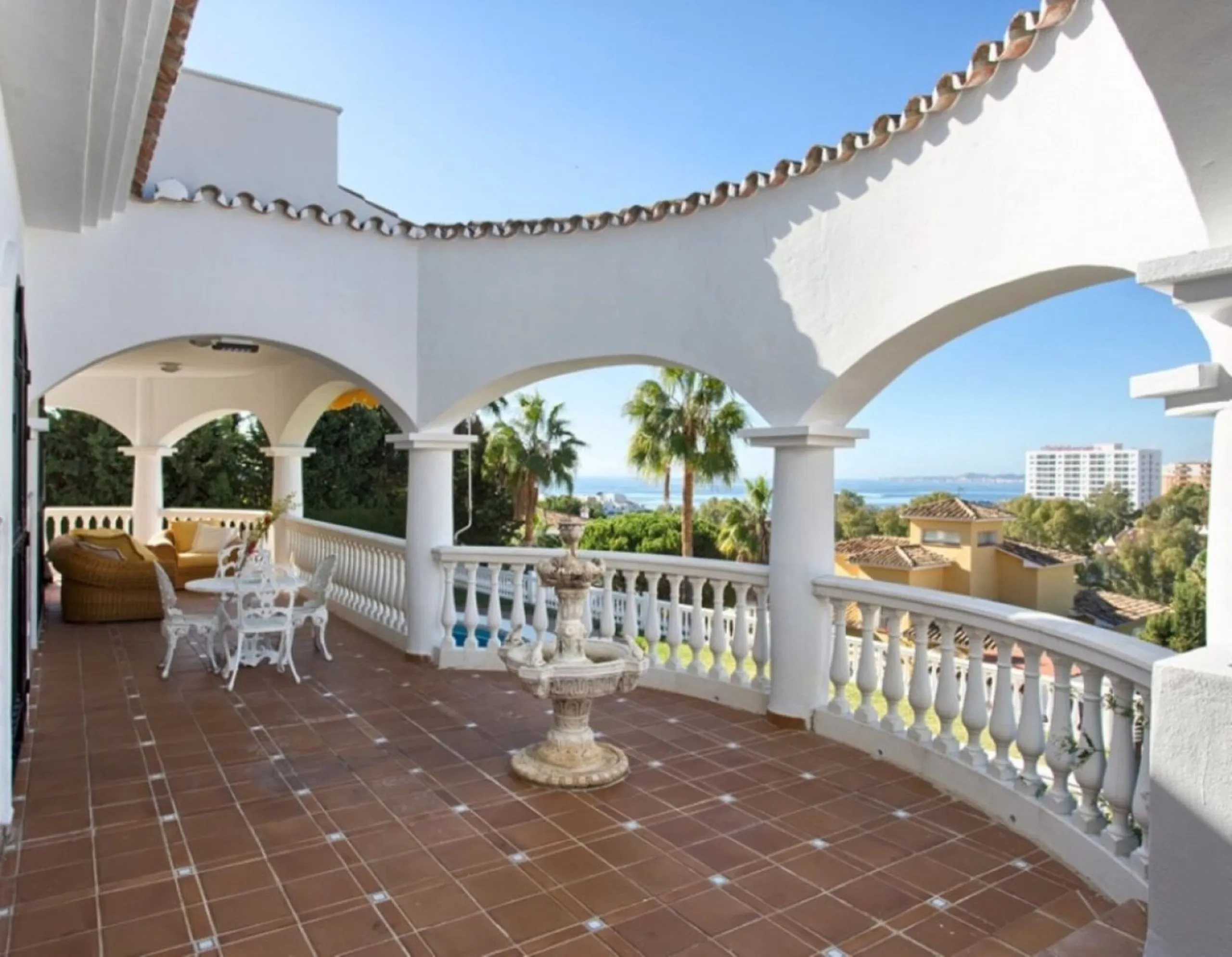 House - Detached Villa в продаже в Benalmadena, Málaga. В доме 4 спален и 5 ванных комнат. Площадь дома 403 м². Площадь участка 1250 м²