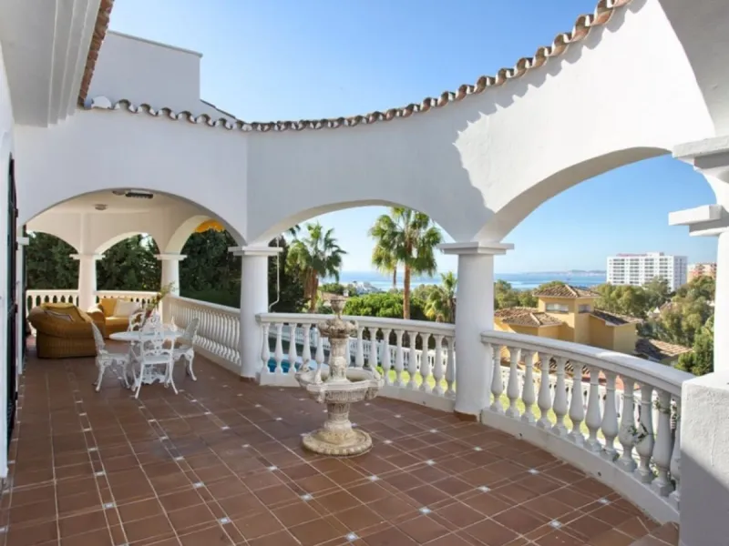 House - Detached Villa в продаже в Benalmadena, Málaga. В доме 4 спален и 5 ванных комнат. Площадь дома 403 м². Площадь участка 1250 м²
