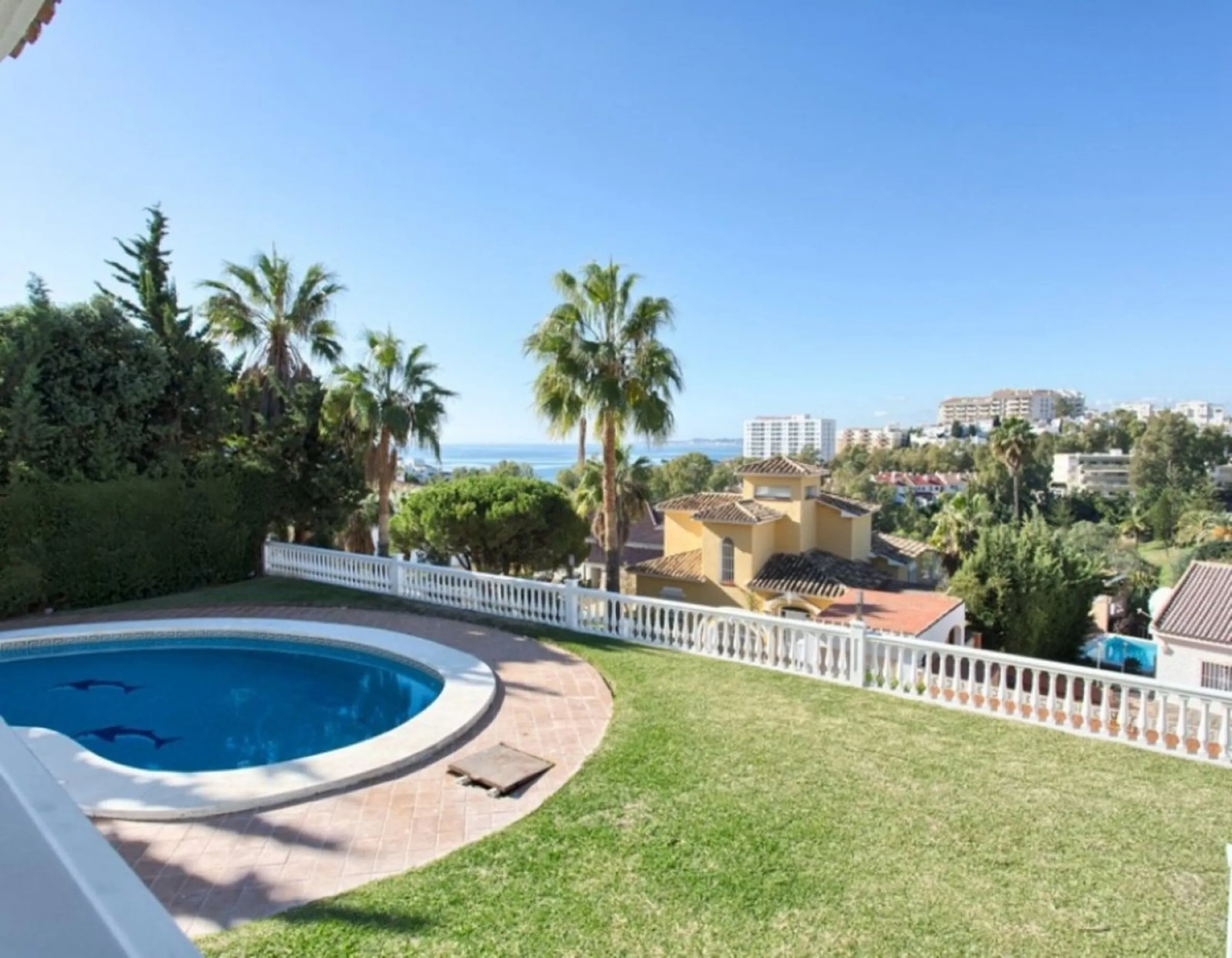House - Detached Villa в продаже в Benalmadena, Málaga. В доме 4 спален и 5 ванных комнат. Площадь дома 403 м². Площадь участка 1250 м²