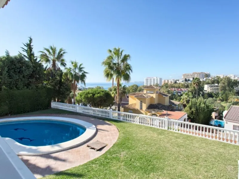 House - Detached Villa в продаже в Benalmadena, Málaga. В доме 4 спален и 5 ванных комнат. Площадь дома 403 м². Площадь участка 1250 м²