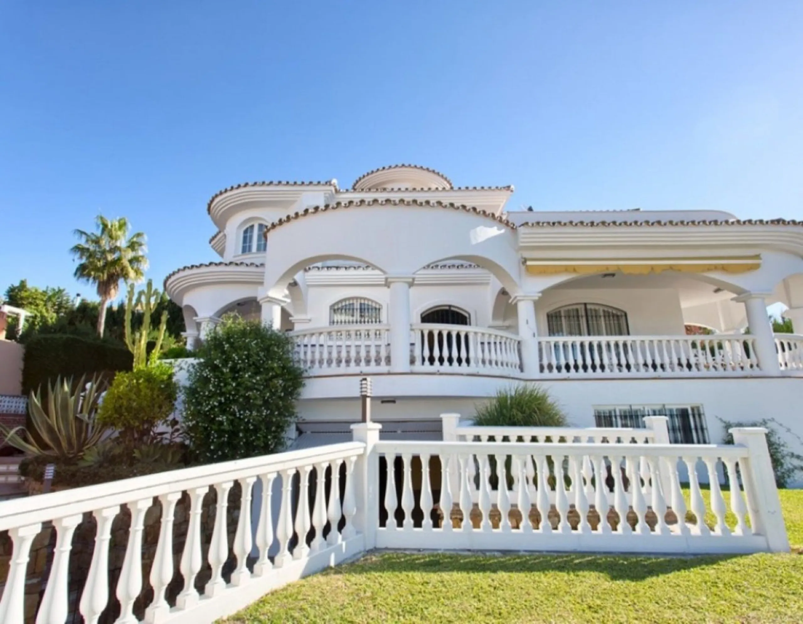 House - Detached Villa в продаже в Benalmadena, Málaga. В доме 4 спален и 5 ванных комнат. Площадь дома 403 м². Площадь участка 1250 м²