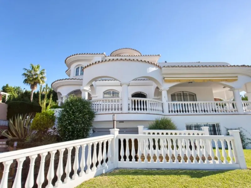 House - Detached Villa в продаже в Benalmadena, Málaga. В доме 4 спален и 5 ванных комнат. Площадь дома 403 м². Площадь участка 1250 м²