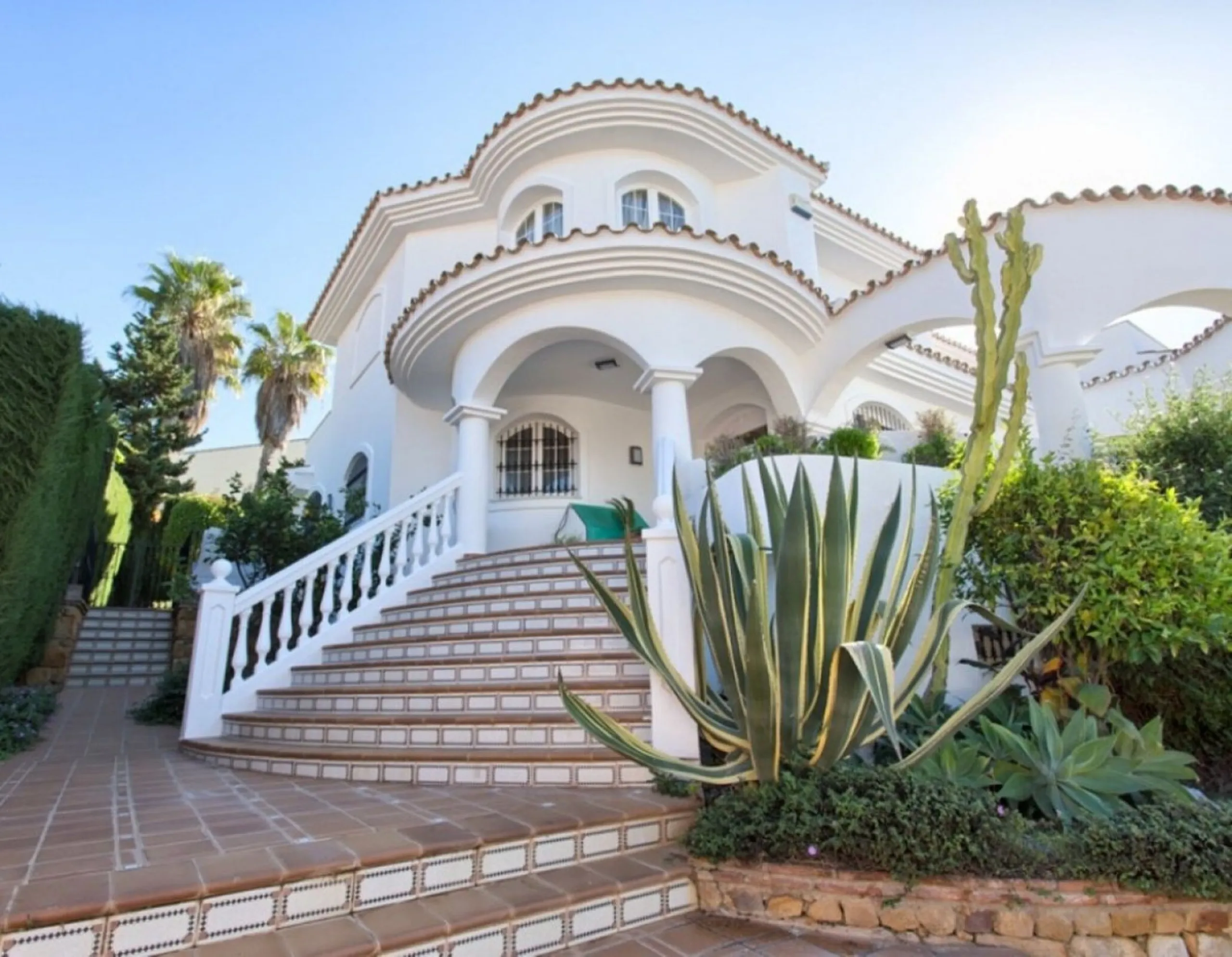 House - Detached Villa в продаже в Benalmadena, Málaga. В доме 4 спален и 5 ванных комнат. Площадь дома 403 м². Площадь участка 1250 м²