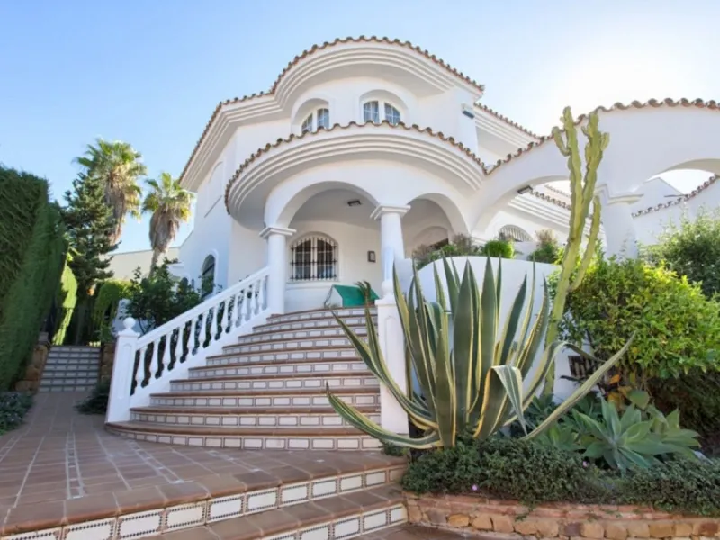 House - Detached Villa в продаже в Benalmadena, Málaga. В доме 4 спален и 5 ванных комнат. Площадь дома 403 м². Площадь участка 1250 м²