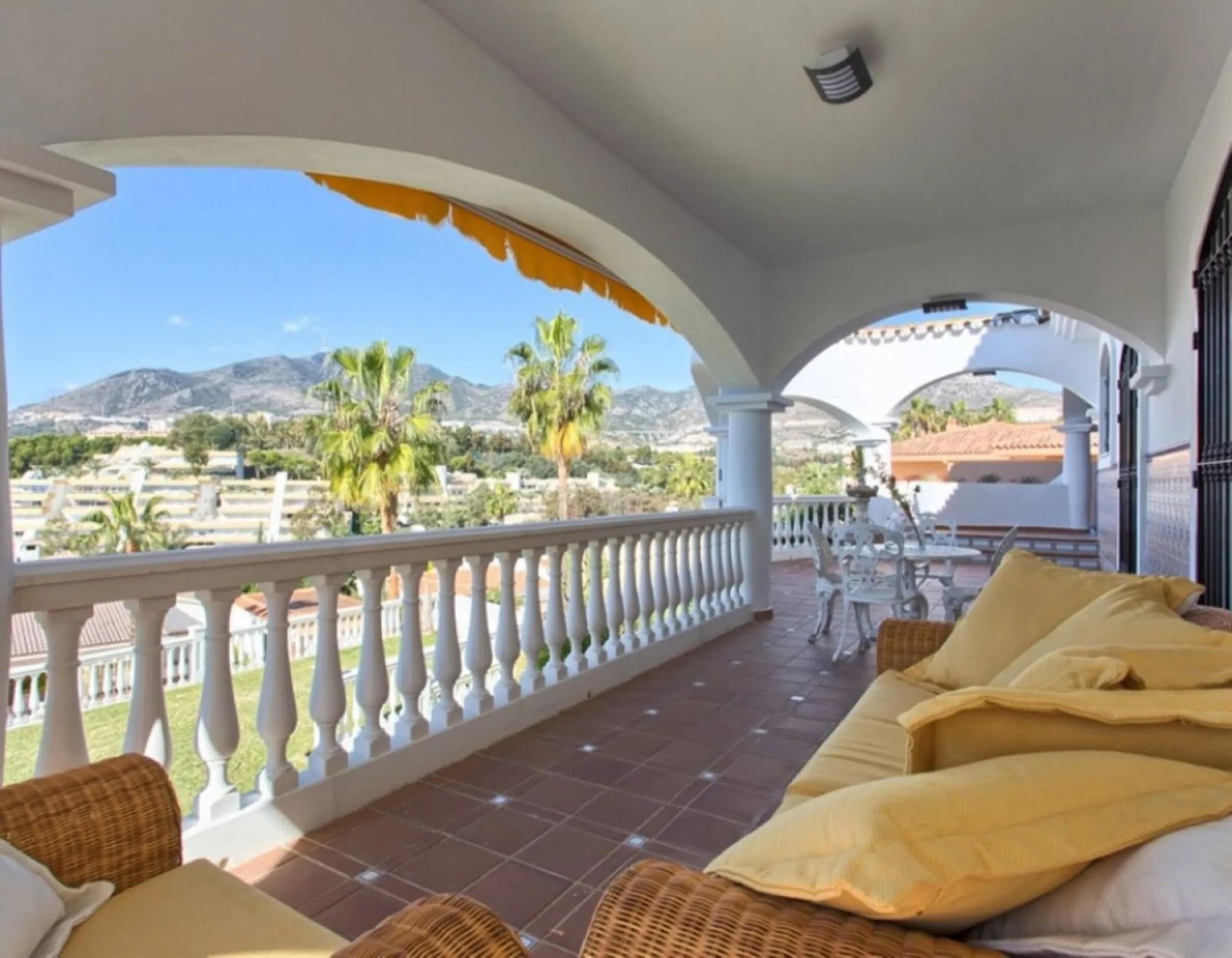 House - Detached Villa в продаже в Benalmadena, Málaga. В доме 4 спален и 5 ванных комнат. Площадь дома 403 м². Площадь участка 1250 м²