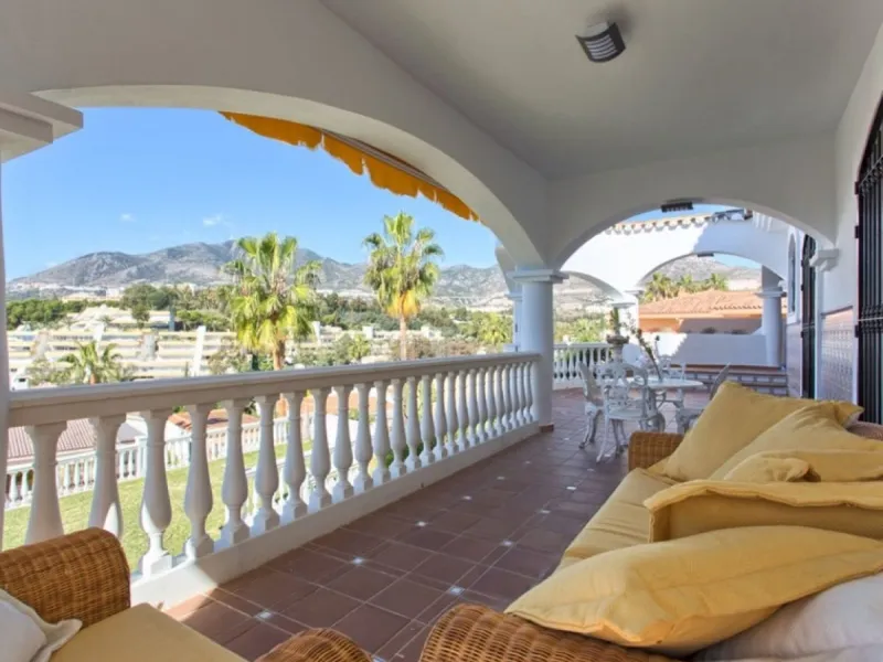 House - Detached Villa в продаже в Benalmadena, Málaga. В доме 4 спален и 5 ванных комнат. Площадь дома 403 м². Площадь участка 1250 м²
