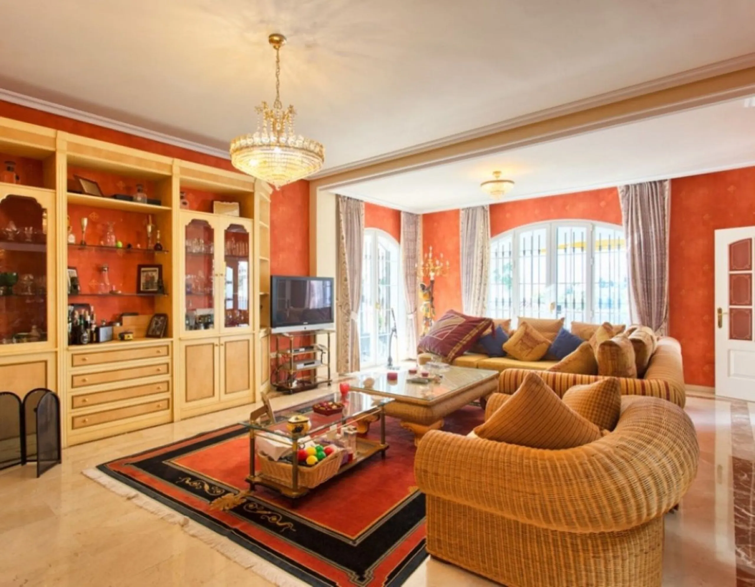 House - Detached Villa в продаже в Benalmadena, Málaga. В доме 4 спален и 5 ванных комнат. Площадь дома 403 м². Площадь участка 1250 м²