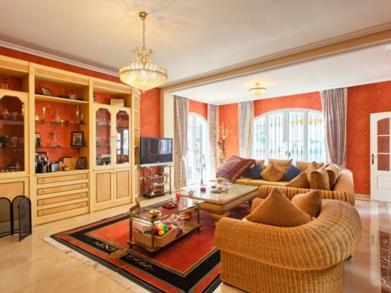 House - Detached Villa в продаже в Benalmadena, Málaga. В доме 4 спален и 5 ванных комнат. Площадь дома 403 м². Площадь участка 1250 м²