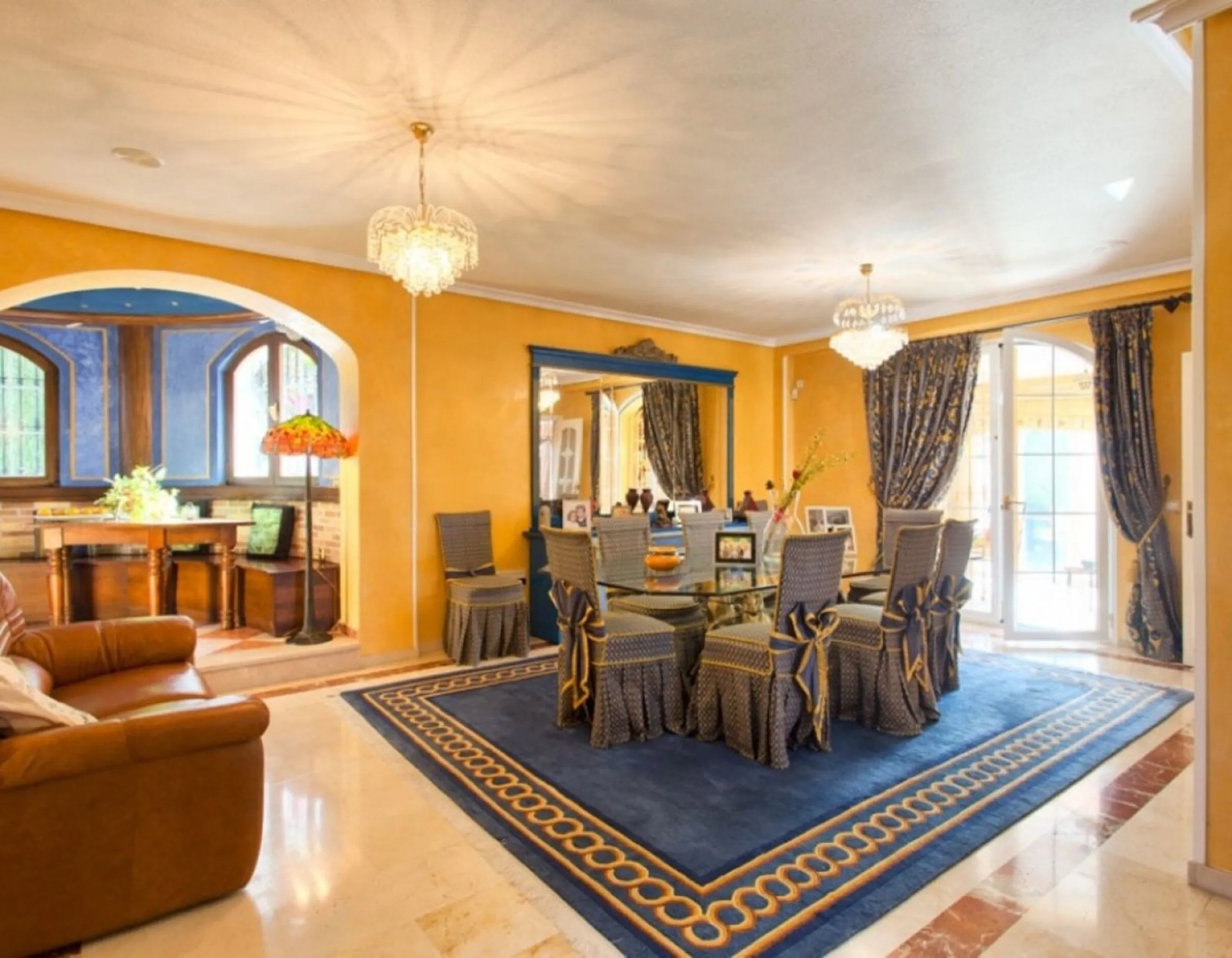House - Detached Villa в продаже в Benalmadena, Málaga. В доме 4 спален и 5 ванных комнат. Площадь дома 403 м². Площадь участка 1250 м²