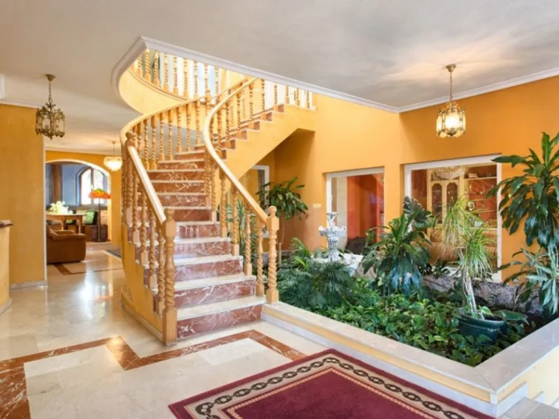 House - Detached Villa в продаже в Benalmadena, Málaga. В доме 4 спален и 5 ванных комнат. Площадь дома 403 м². Площадь участка 1250 м²