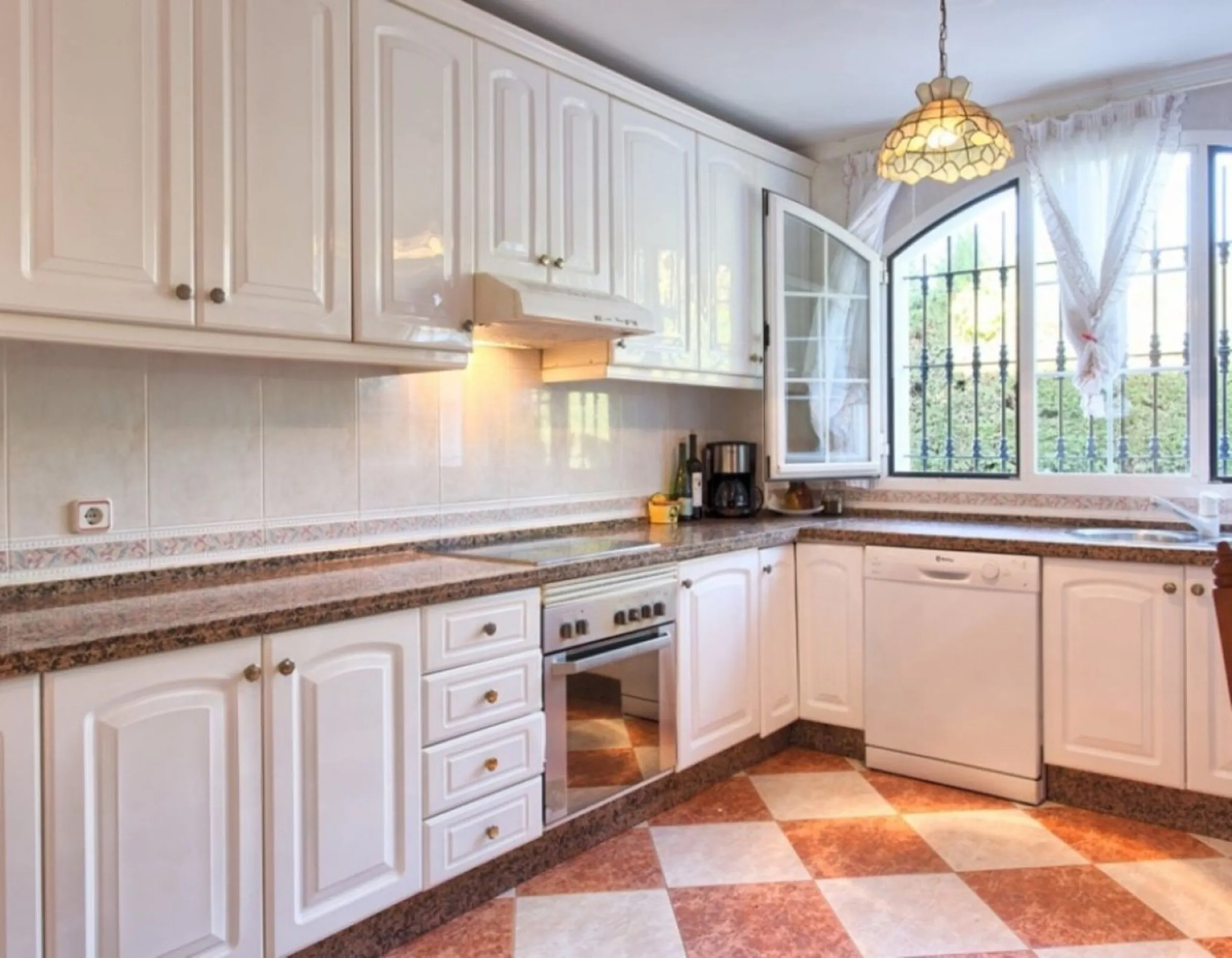 House - Detached Villa в продаже в Benalmadena, Málaga. В доме 4 спален и 5 ванных комнат. Площадь дома 403 м². Площадь участка 1250 м²