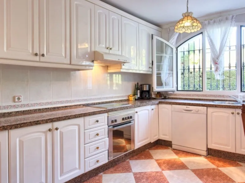 House - Detached Villa в продаже в Benalmadena, Málaga. В доме 4 спален и 5 ванных комнат. Площадь дома 403 м². Площадь участка 1250 м²