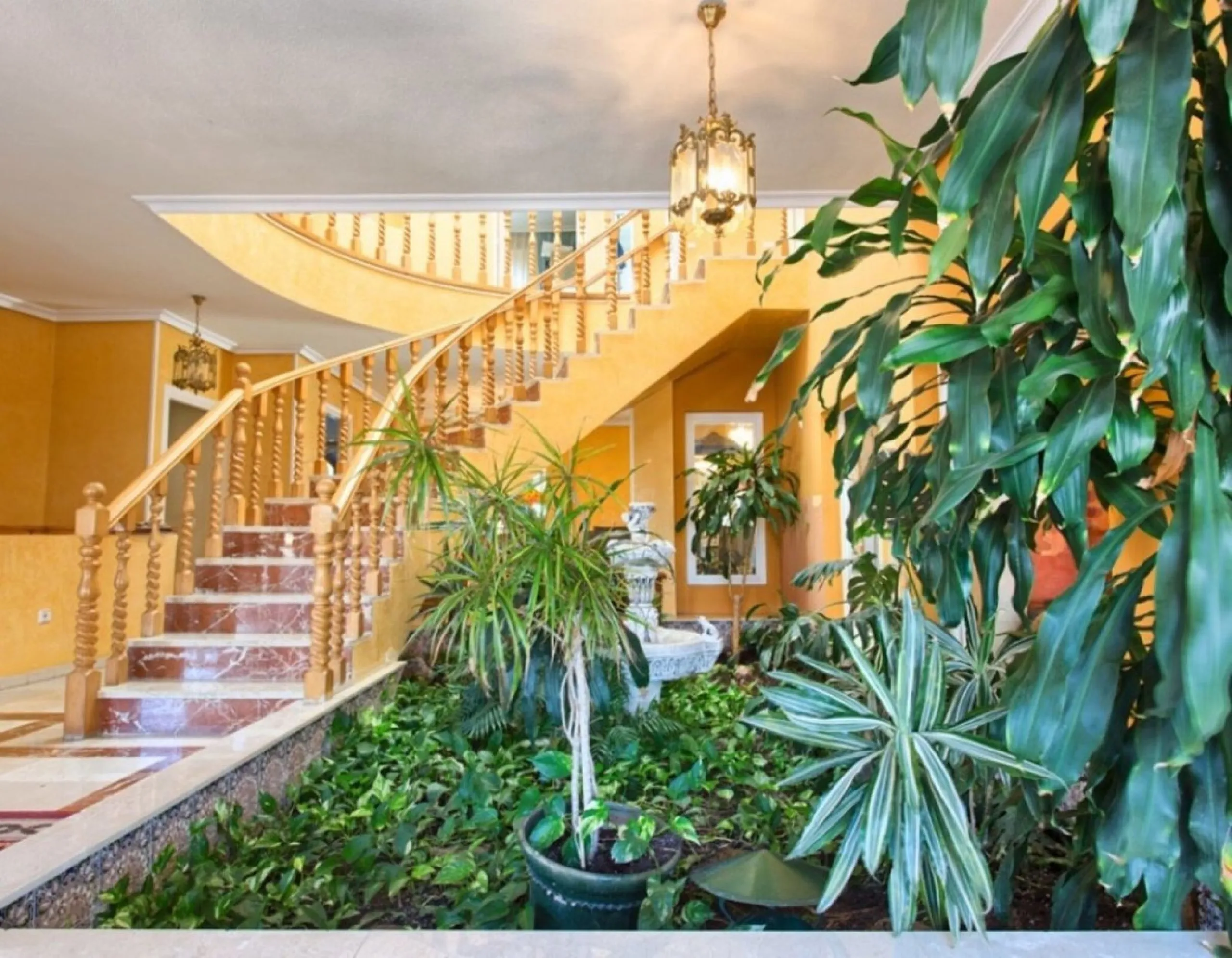 House - Detached Villa в продаже в Benalmadena, Málaga. В доме 4 спален и 5 ванных комнат. Площадь дома 403 м². Площадь участка 1250 м²