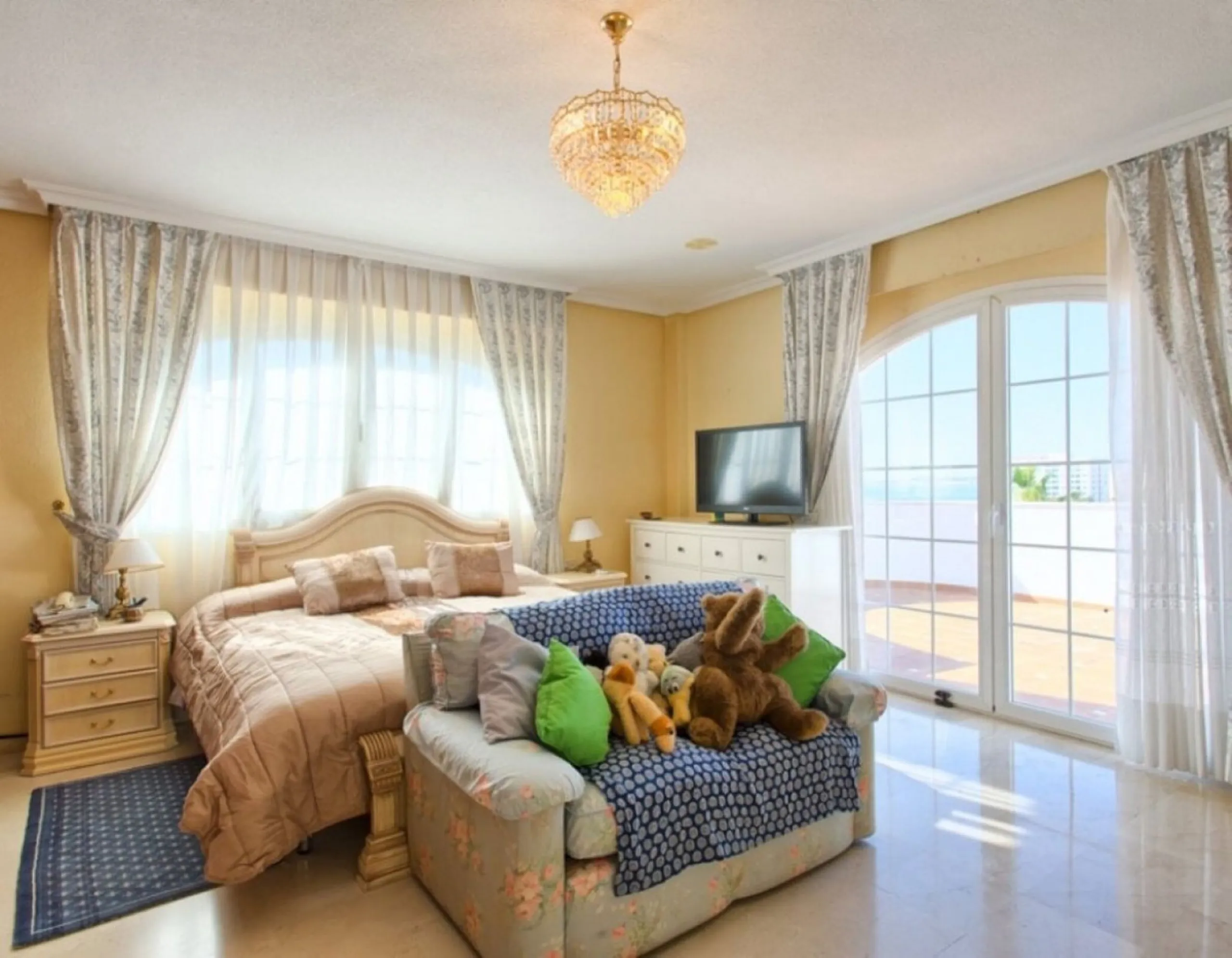 House - Detached Villa в продаже в Benalmadena, Málaga. В доме 4 спален и 5 ванных комнат. Площадь дома 403 м². Площадь участка 1250 м²