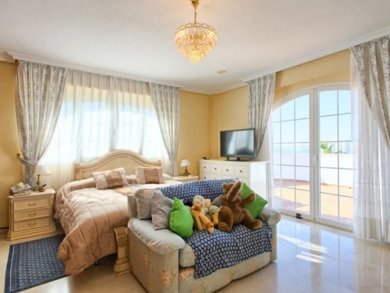 House - Detached Villa в продаже в Benalmadena, Málaga. В доме 4 спален и 5 ванных комнат. Площадь дома 403 м². Площадь участка 1250 м²