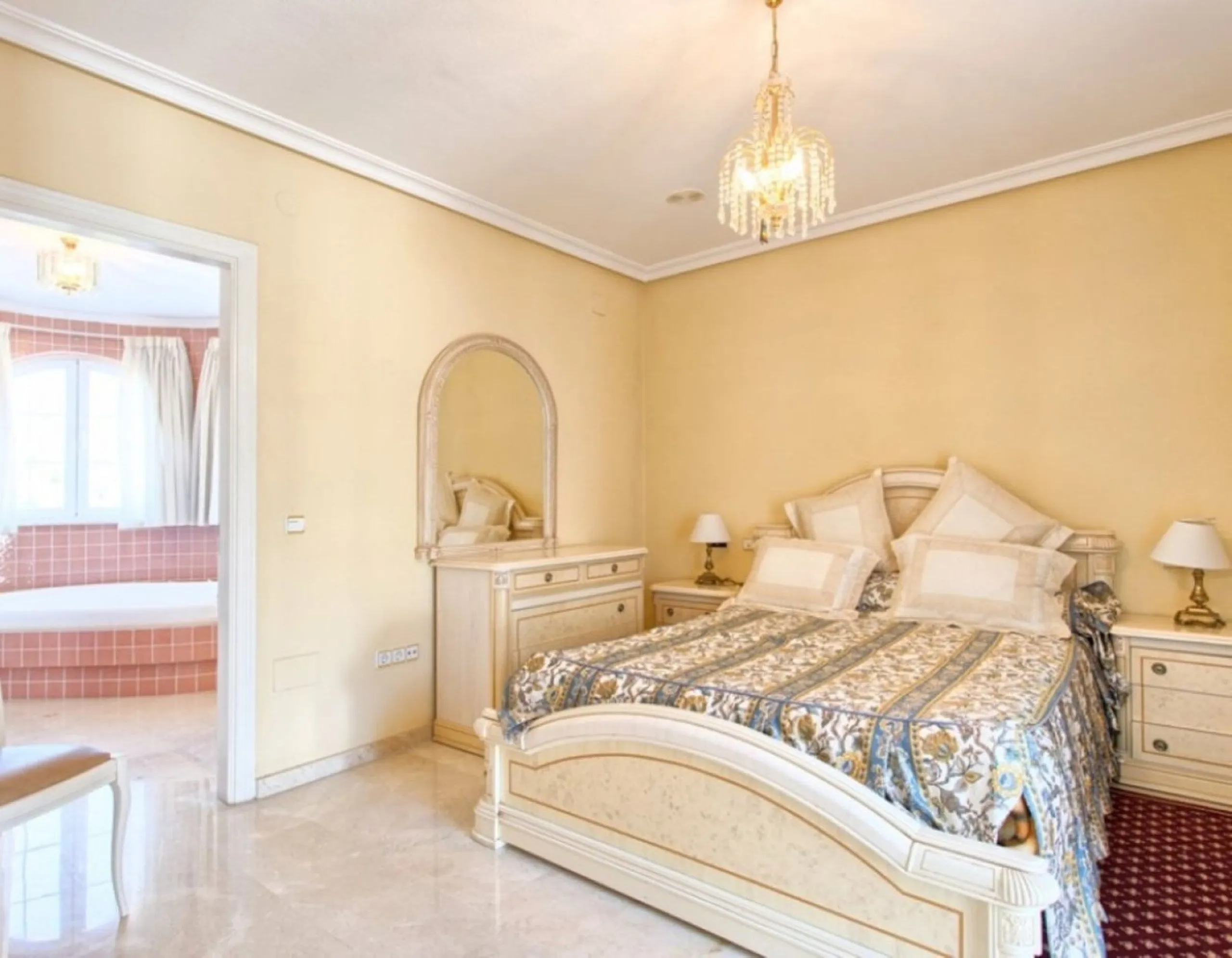 House - Detached Villa в продаже в Benalmadena, Málaga. В доме 4 спален и 5 ванных комнат. Площадь дома 403 м². Площадь участка 1250 м²