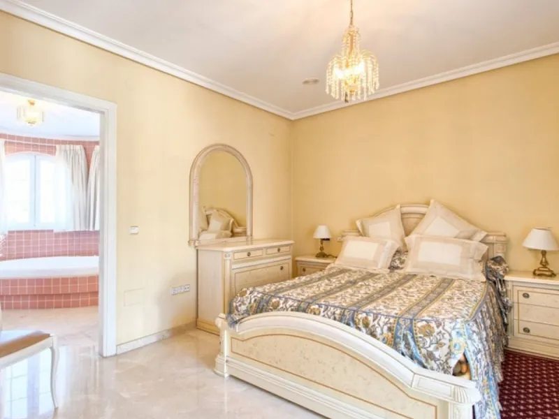 House - Detached Villa в продаже в Benalmadena, Málaga. В доме 4 спален и 5 ванных комнат. Площадь дома 403 м². Площадь участка 1250 м²