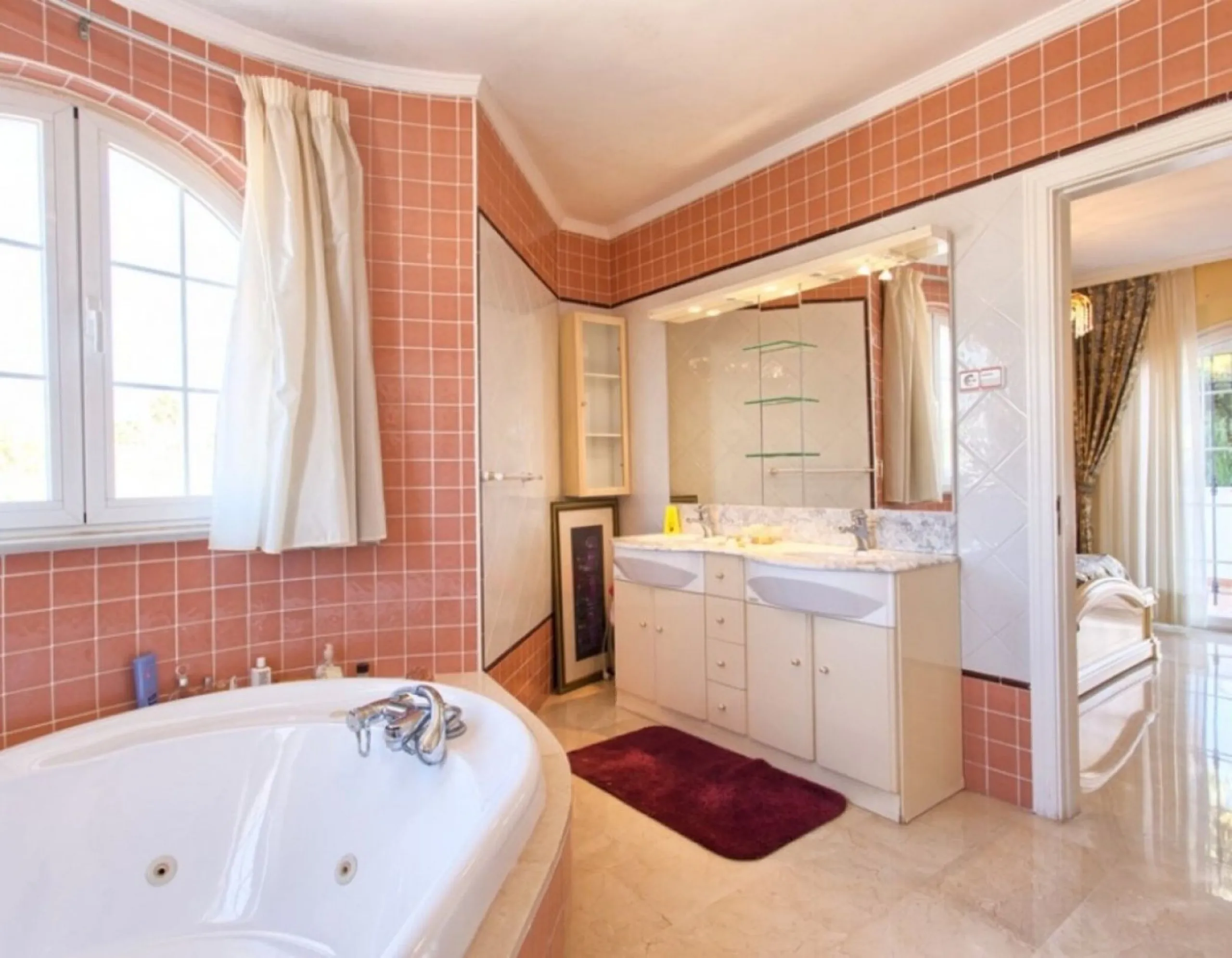 House - Detached Villa в продаже в Benalmadena, Málaga. В доме 4 спален и 5 ванных комнат. Площадь дома 403 м². Площадь участка 1250 м²