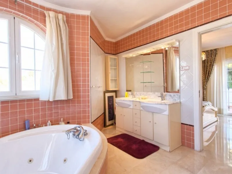 House - Detached Villa в продаже в Benalmadena, Málaga. В доме 4 спален и 5 ванных комнат. Площадь дома 403 м². Площадь участка 1250 м²