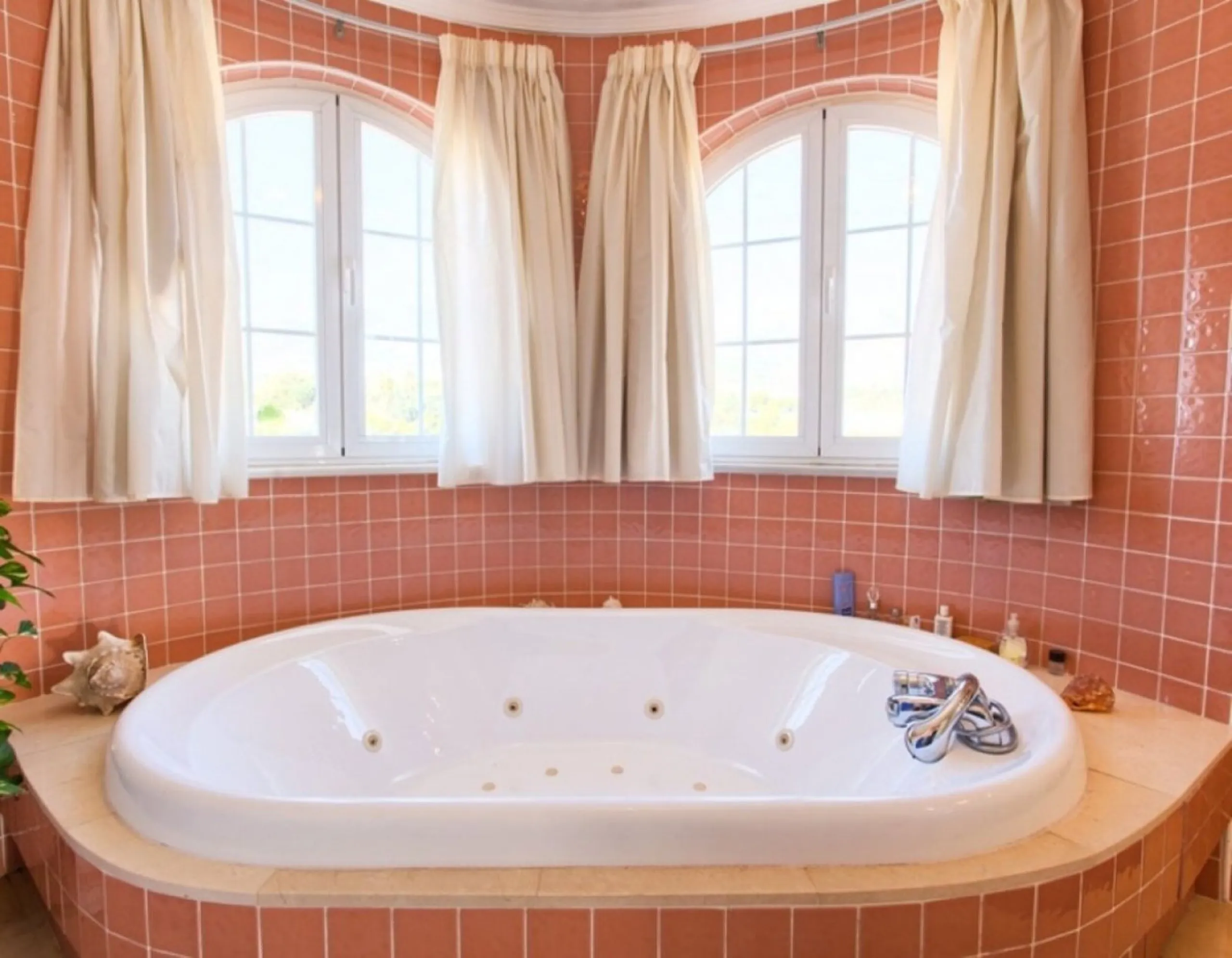 House - Detached Villa в продаже в Benalmadena, Málaga. В доме 4 спален и 5 ванных комнат. Площадь дома 403 м². Площадь участка 1250 м²