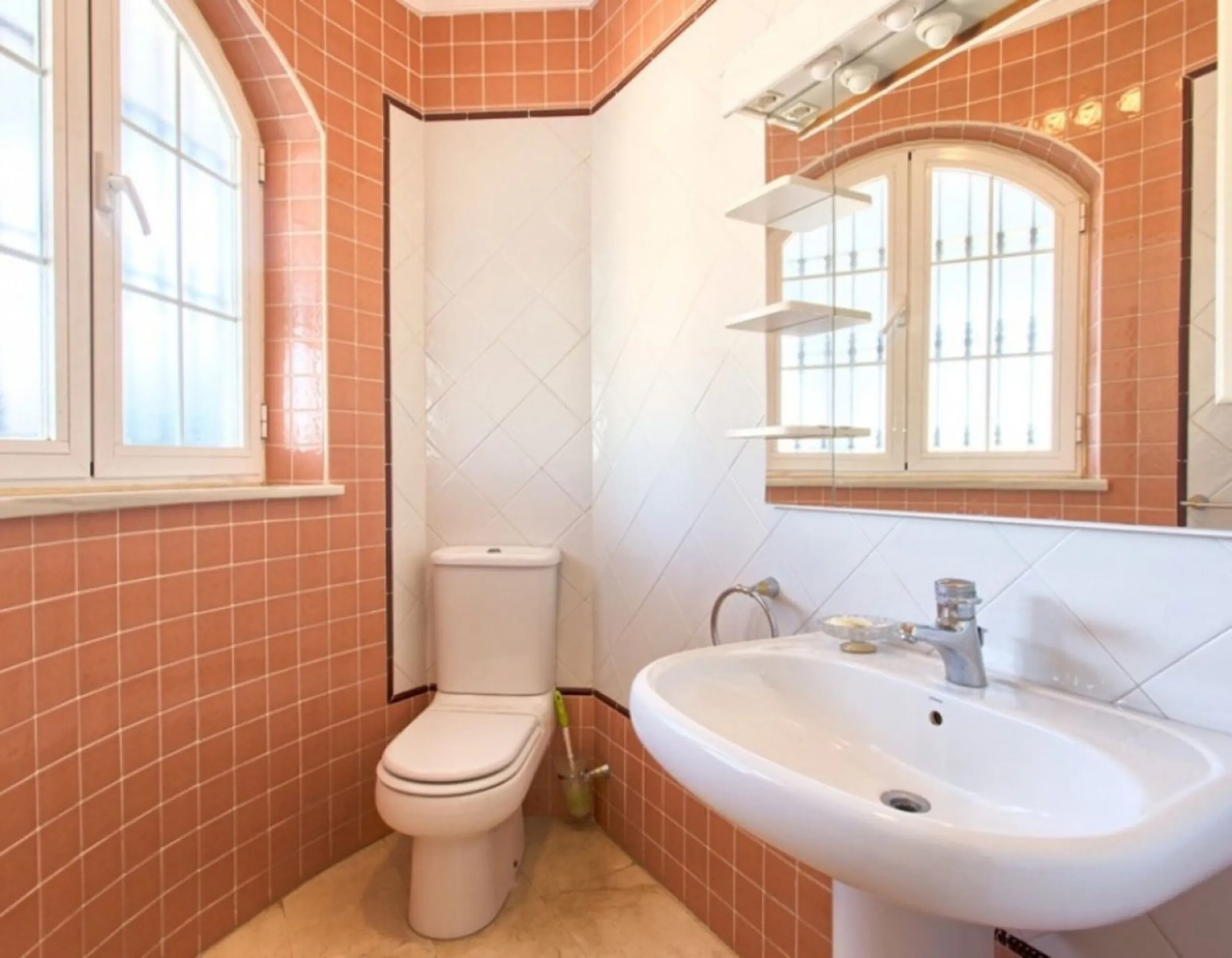 House - Detached Villa в продаже в Benalmadena, Málaga. В доме 4 спален и 5 ванных комнат. Площадь дома 403 м². Площадь участка 1250 м²
