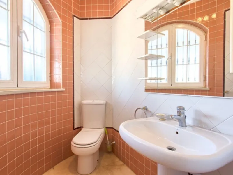 House - Detached Villa в продаже в Benalmadena, Málaga. В доме 4 спален и 5 ванных комнат. Площадь дома 403 м². Площадь участка 1250 м²