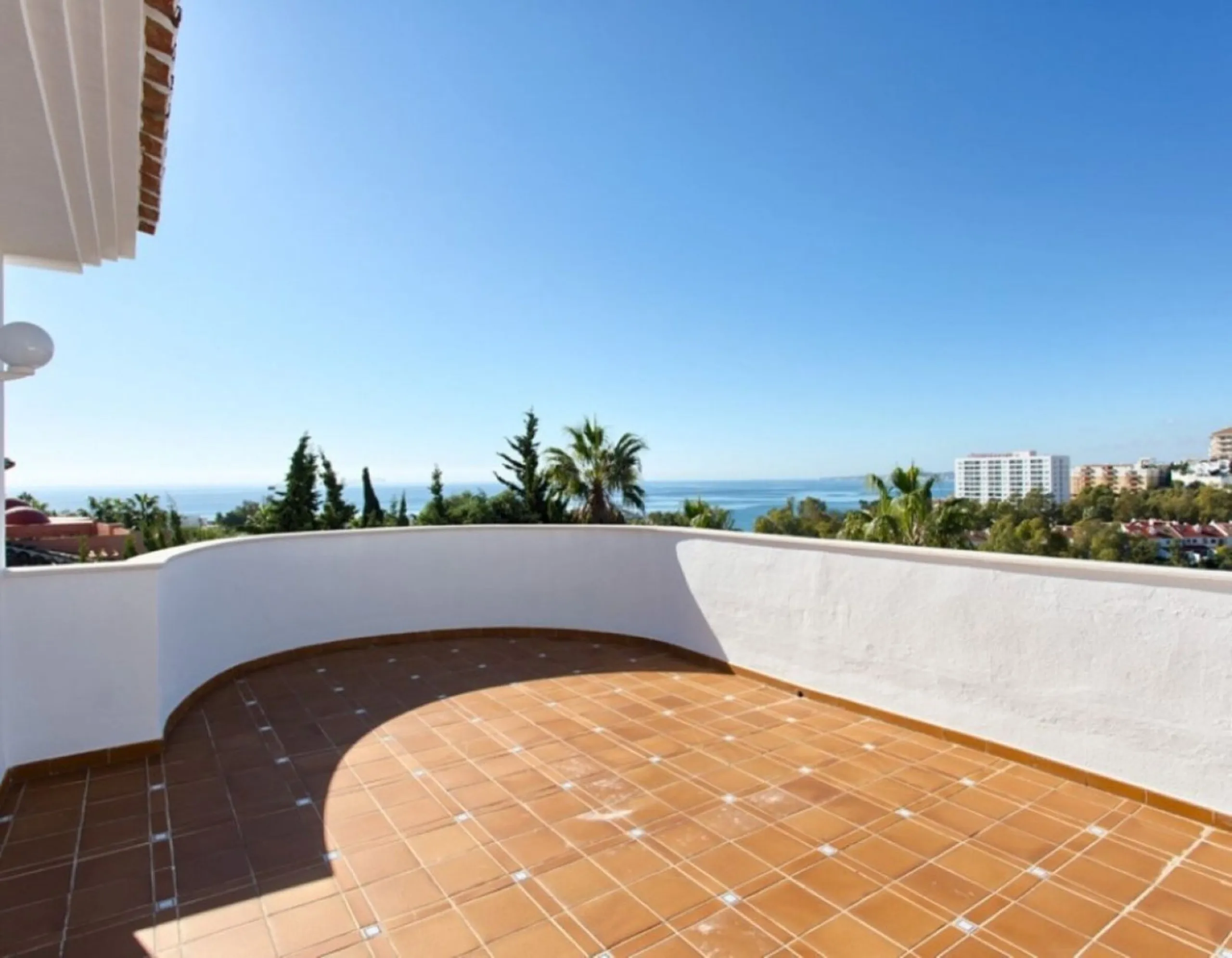 House - Detached Villa в продаже в Benalmadena, Málaga. В доме 4 спален и 5 ванных комнат. Площадь дома 403 м². Площадь участка 1250 м²