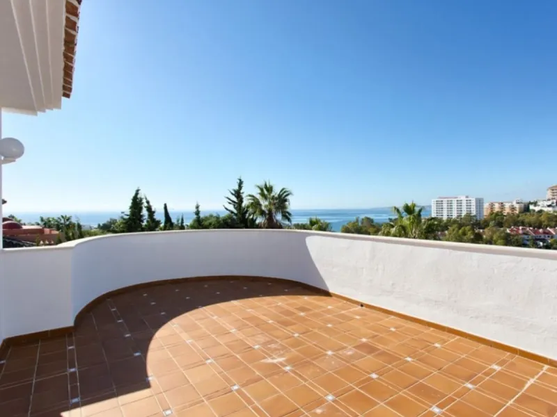 House - Detached Villa в продаже в Benalmadena, Málaga. В доме 4 спален и 5 ванных комнат. Площадь дома 403 м². Площадь участка 1250 м²